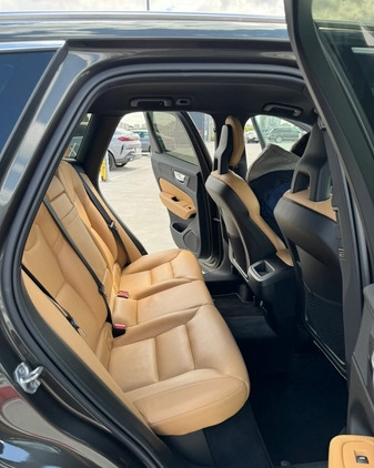 Volvo XC 60 cena 147000 przebieg: 130000, rok produkcji 2018 z Warszawa małe 121